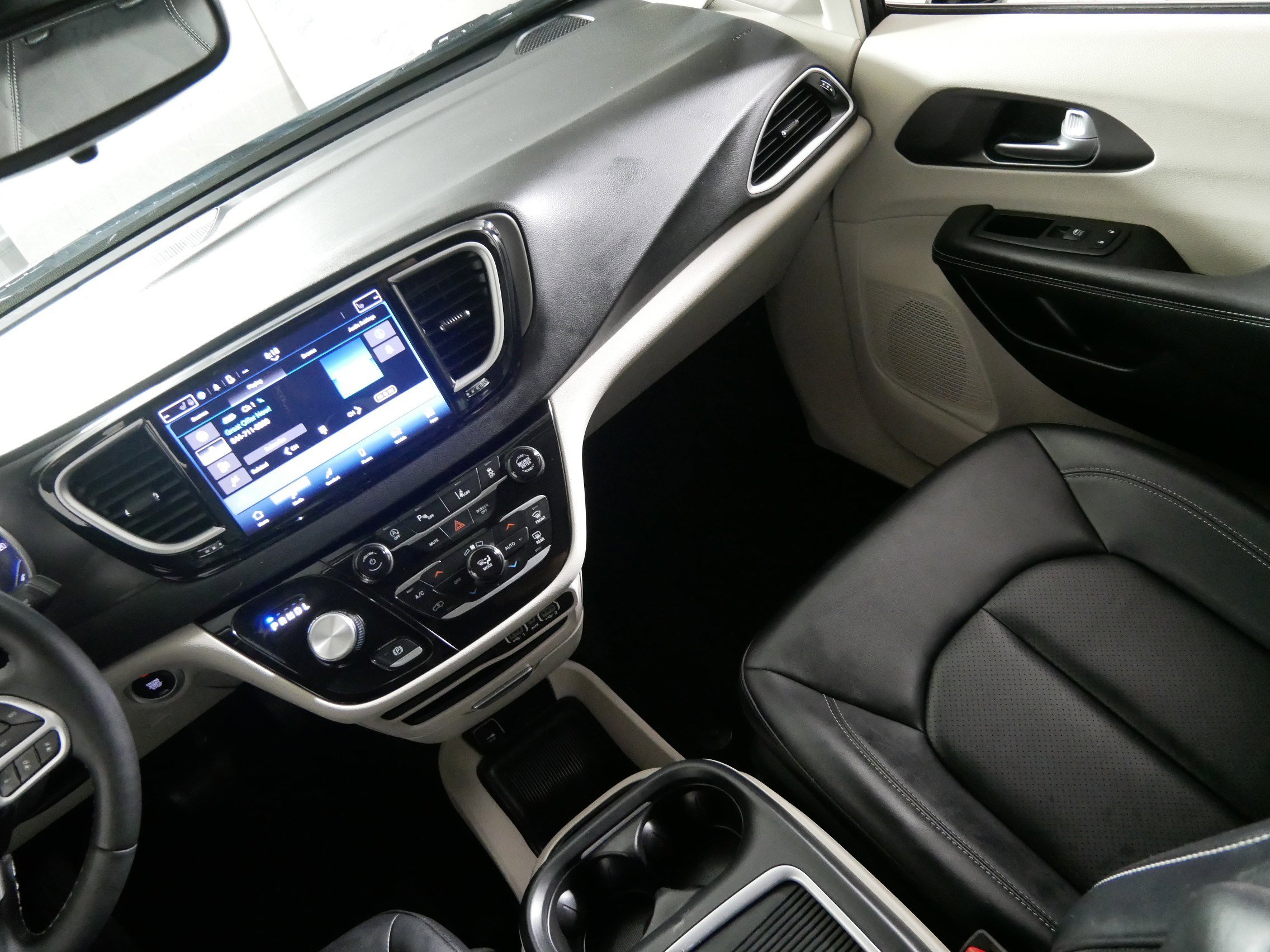 Used 2024 Chrysler Pacifica Touring-L image 11