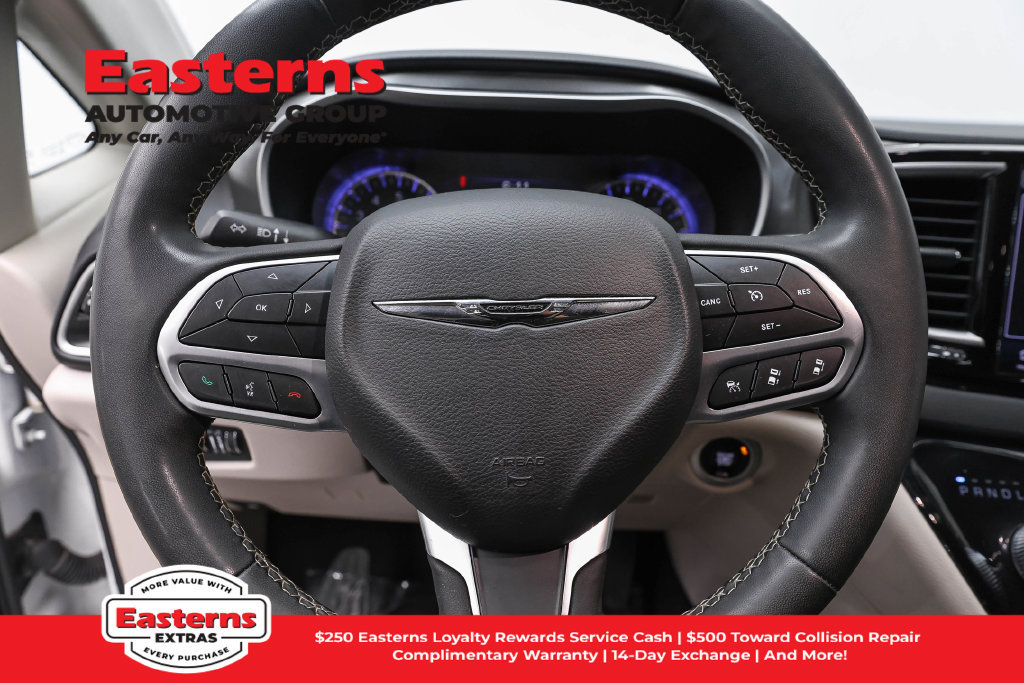 Used 2023 Chrysler Pacifica Touring-L FWD image 11