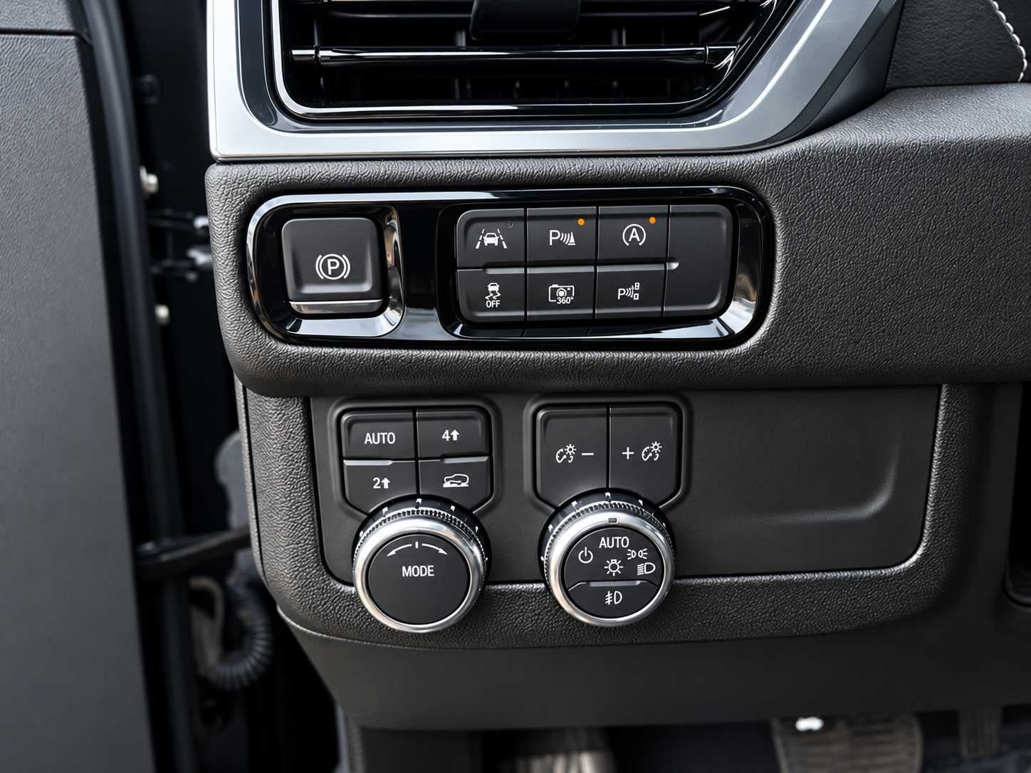 Used 2025 GMC Yukon XL Denali AWD/4WD image 18