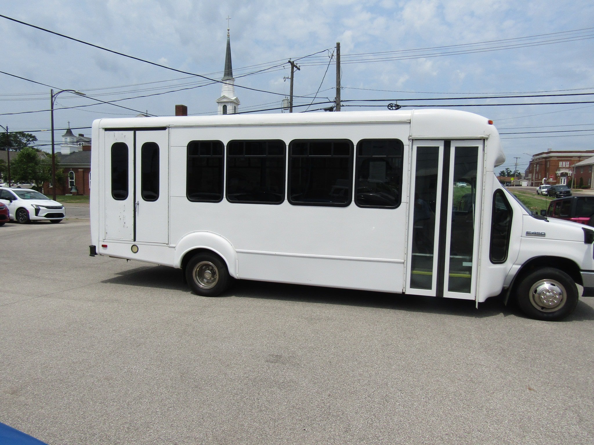Used 2012 Ford E-450 and Econoline 450 Super Duty w/ Shuttle Bus Prep Pkg RWD image 2