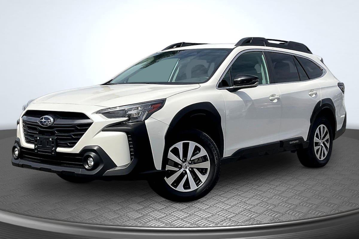 Used 2024 Subaru Outback Premium image 12