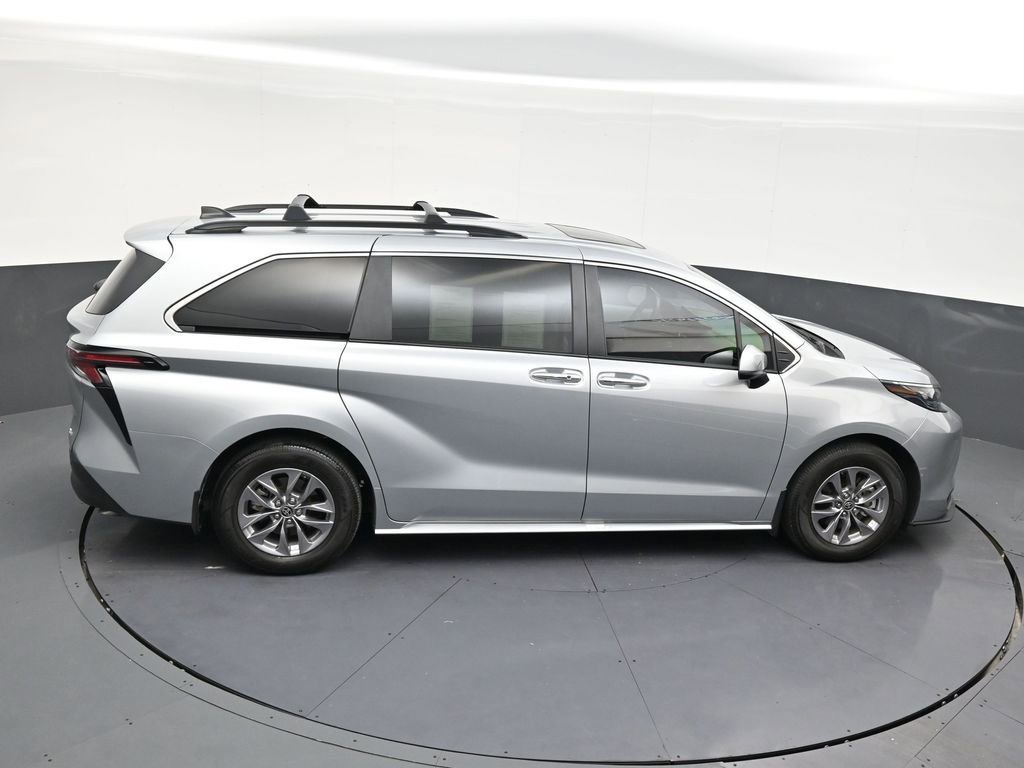 Used 2025 Toyota Sienna XLE image 17