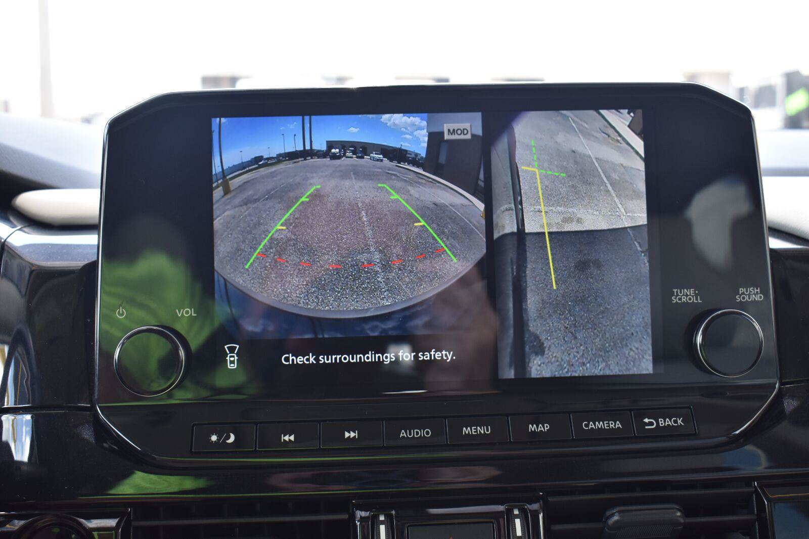 Used 2025 Nissan Pathfinder SL FWD image 37