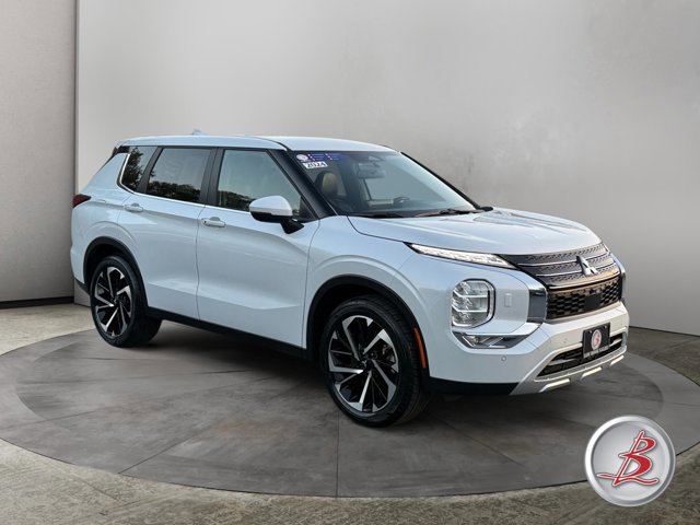 Used 2024 Mitsubishi Outlander SE image 1