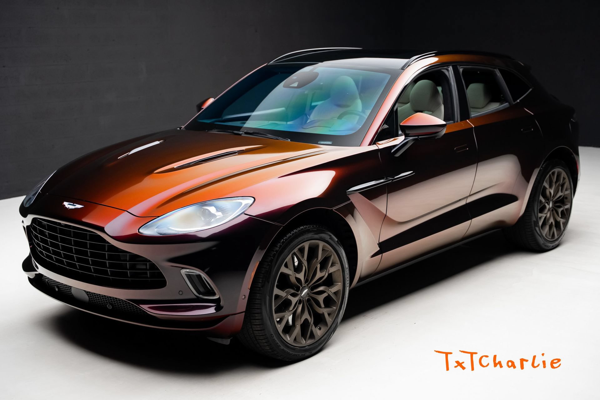Used 2023 Aston Martin DBX AWD/4WD image 1