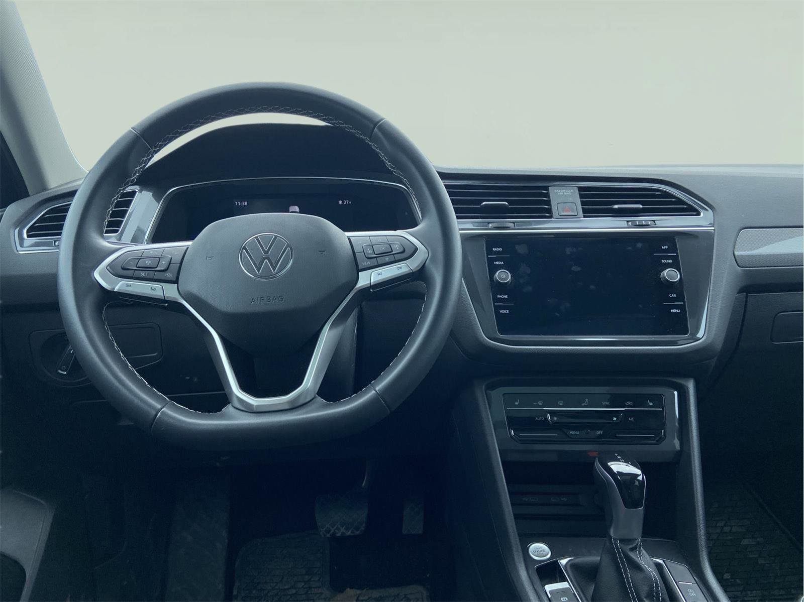 Used 2023 Volkswagen Tiguan SE image 24