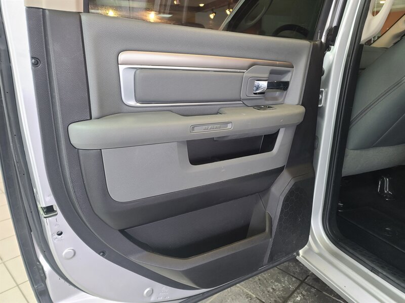Used 2016 RAM 1500 Classic SLT w/ SLT Plus D←cor Group AWD/4WD image 11
