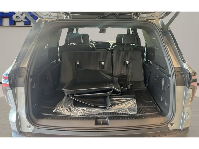New 2027 Chevrolet Traverse LT w/ Sun and Wheel Package FWD image 16