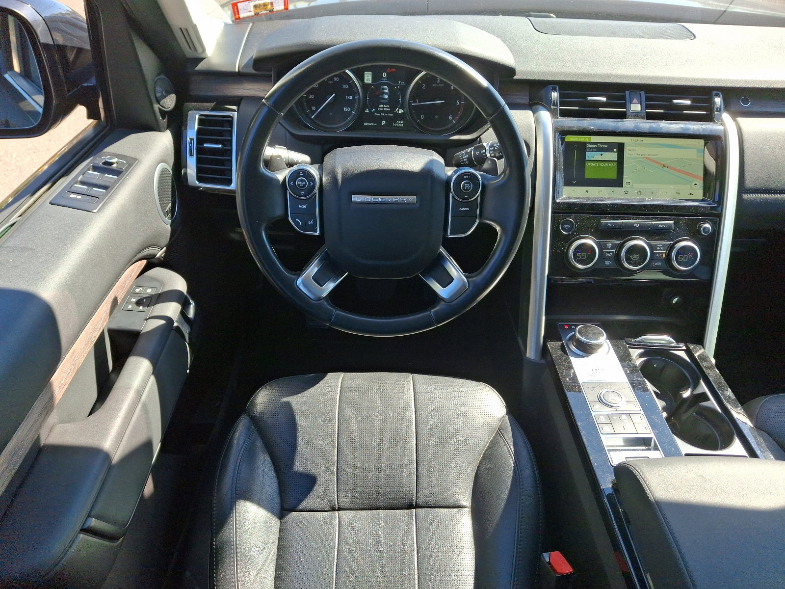 Used 2017 Land Rover Discovery HSE image 12