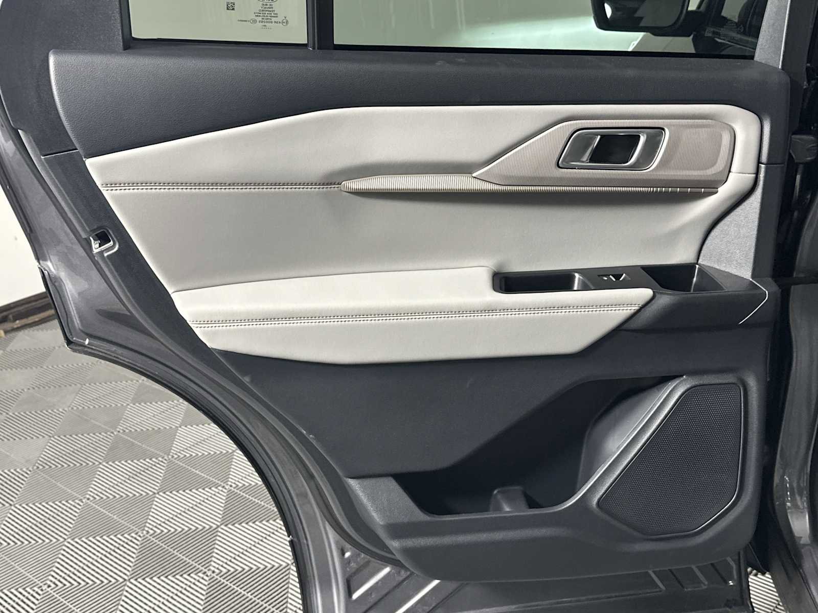 Used 2025 Ford Explorer Active w/ Active Comfort Package RWD image 24