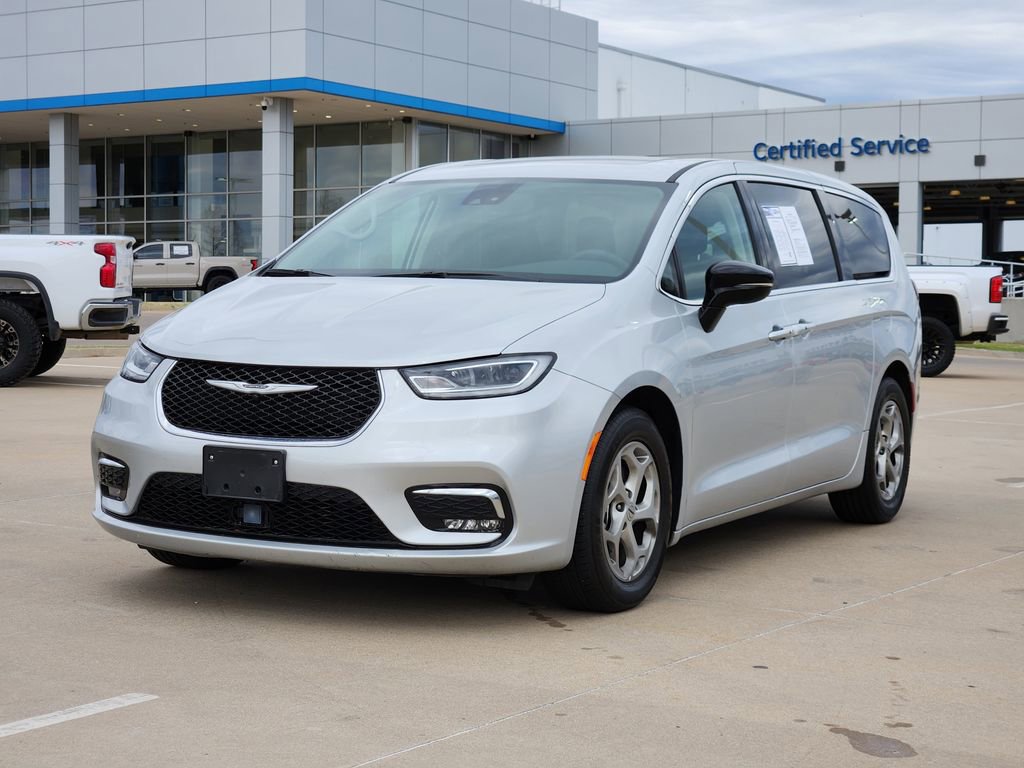 Used 2024 Chrysler Pacifica Limited image 3