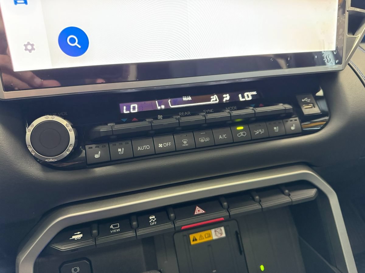 Used 2024 Toyota Sequoia Platinum AWD/4WD image 33