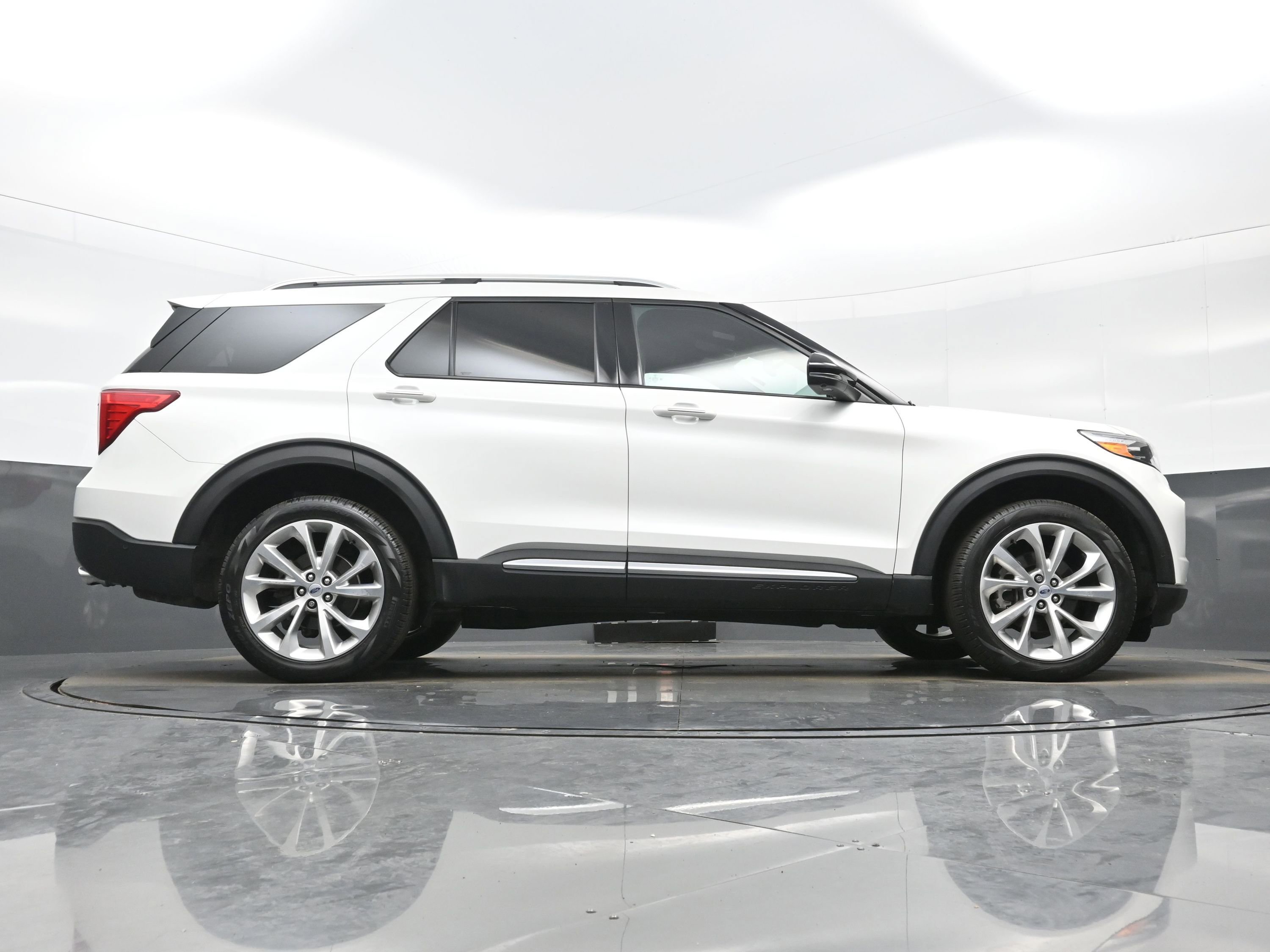 Used 2023 Ford Explorer Platinum w/ Technology Package AWD/4WD image 34