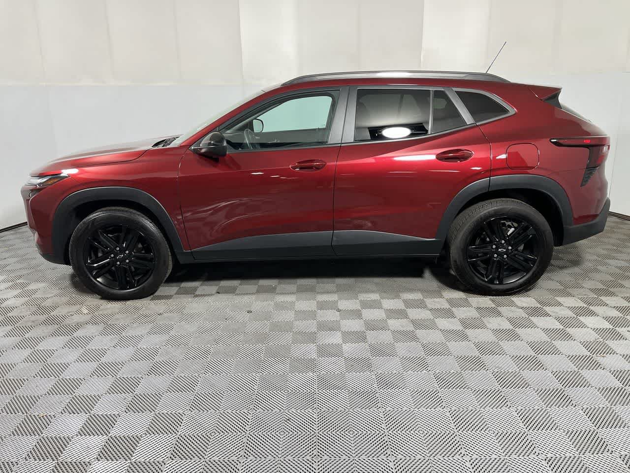 Used 2024 Chevrolet Trax ACTIV w/ Sunroof Package FWD image 5