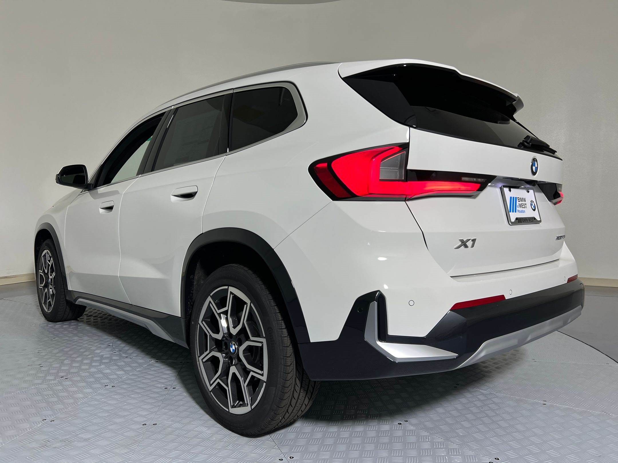 New 2026 BMW X1 xDrive28i w/ Technology Package AWD/4WD image 2