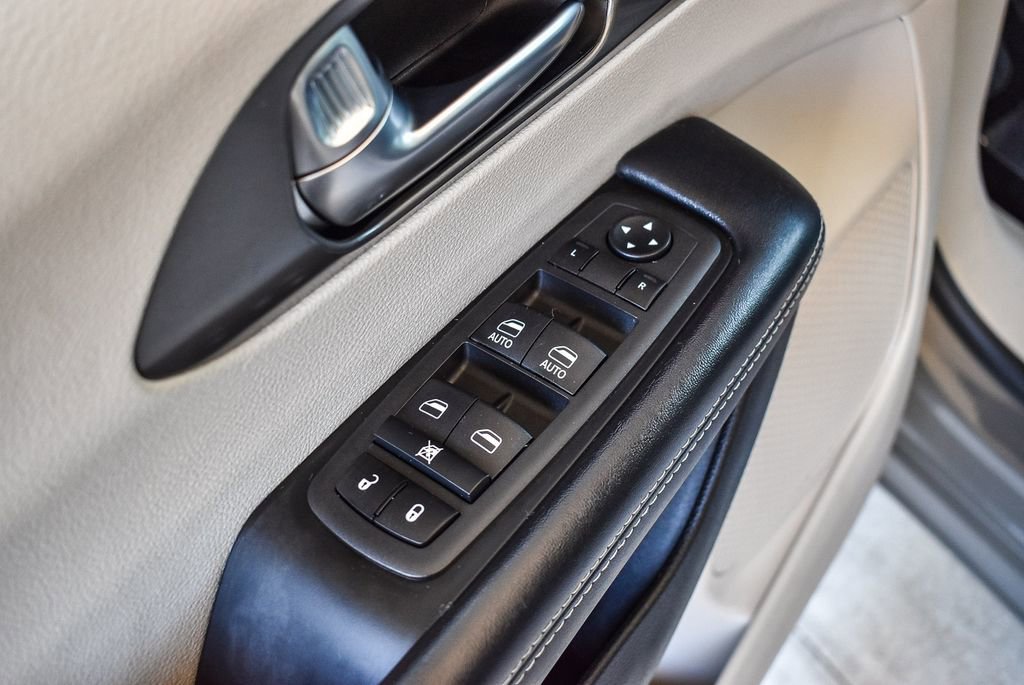 Used 2022 Chrysler Pacifica Touring-L image 19