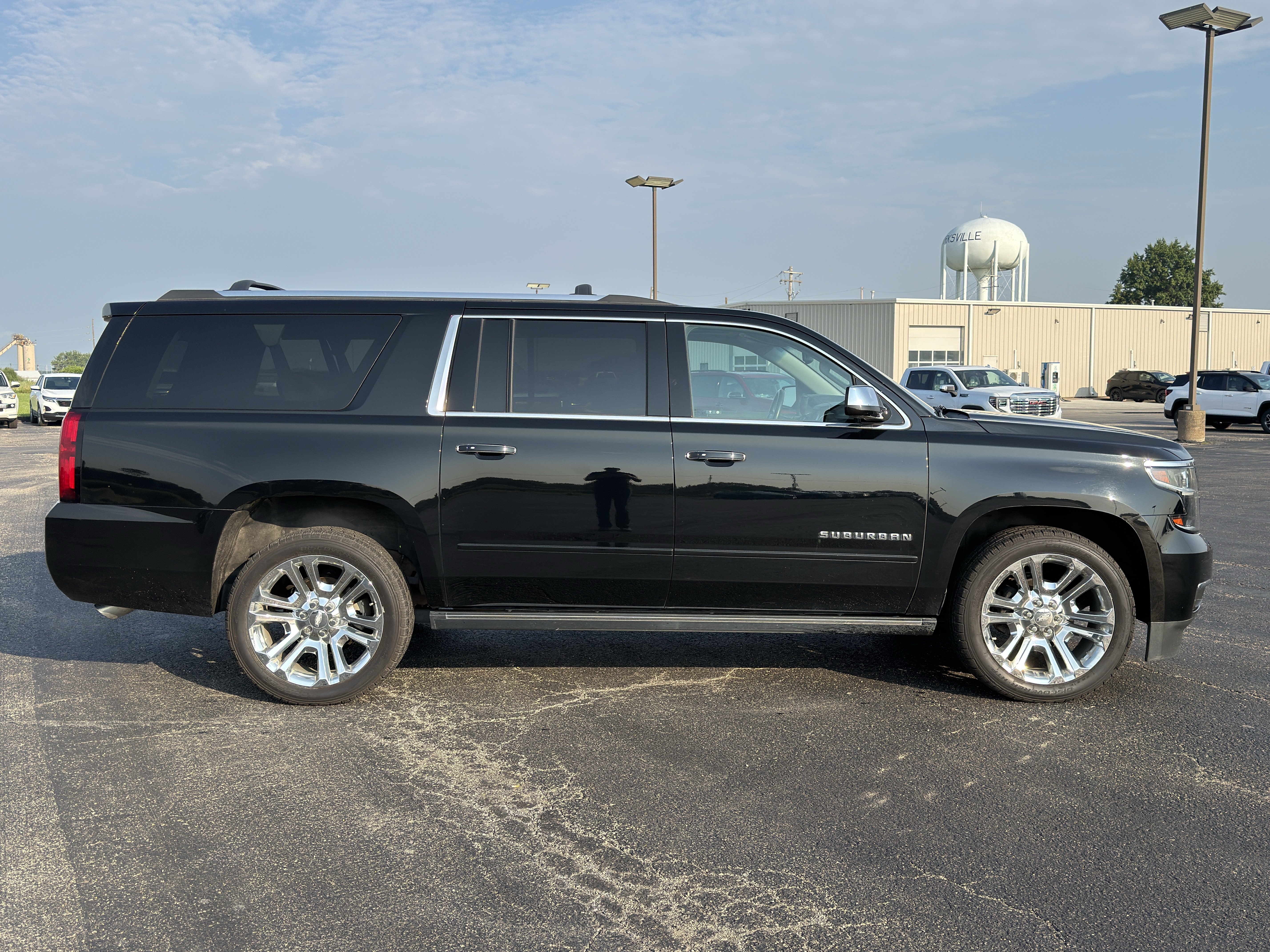 Used 2019 Chevrolet Suburban Premier w/ Premier Plus Edition AWD/4WD image 2