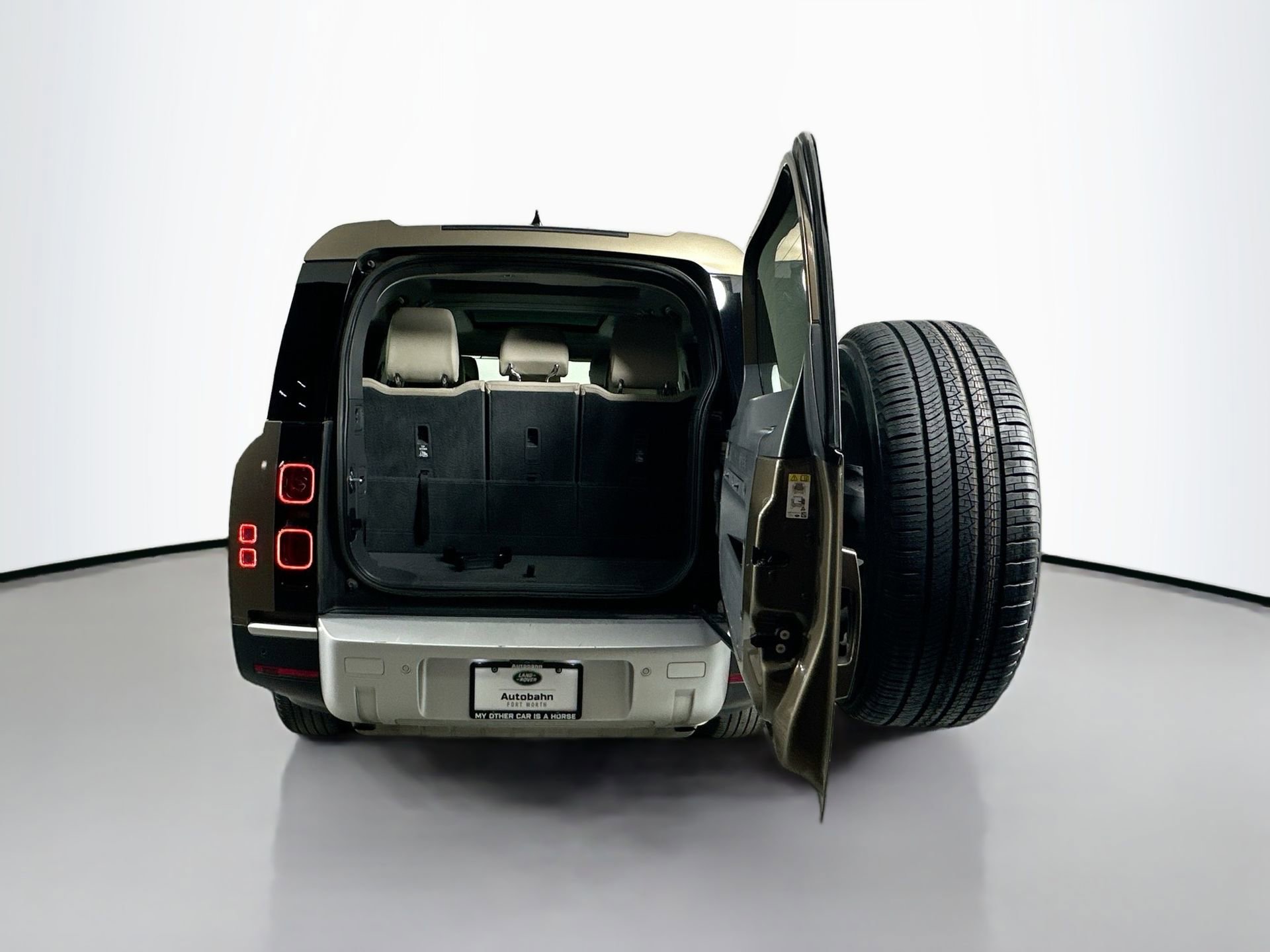 Used 2023 Land Rover Defender 130 SE image 29