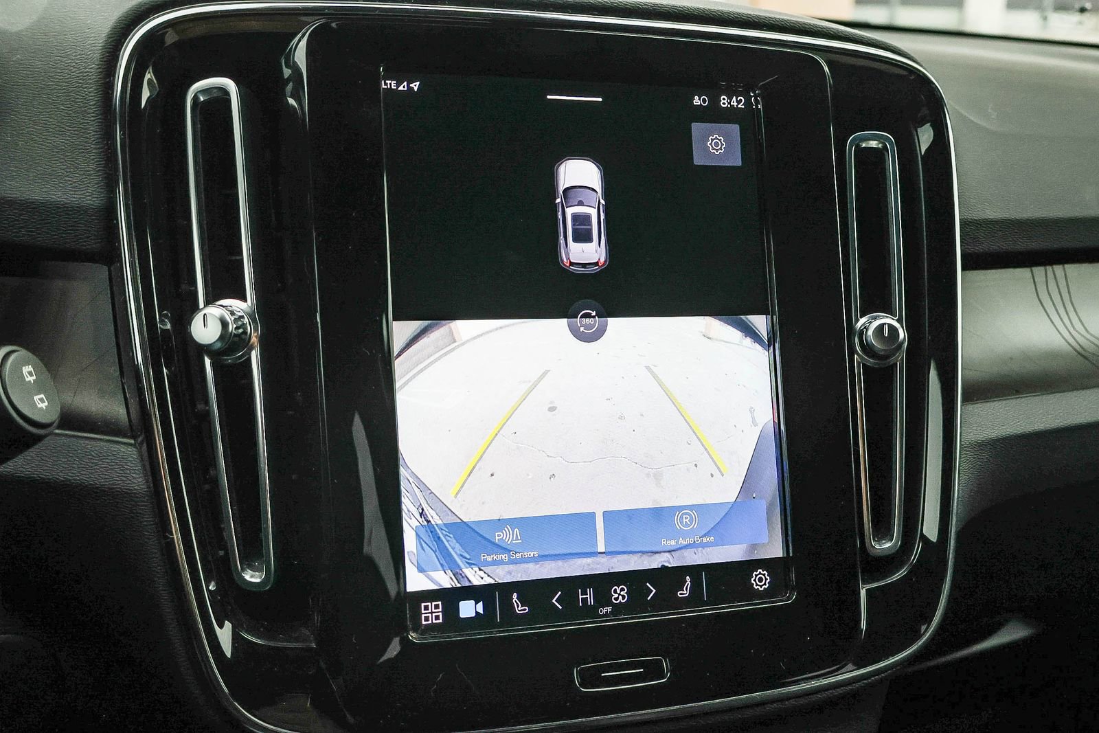 Used 2023 Volvo XC40 Recharge Plus image 36