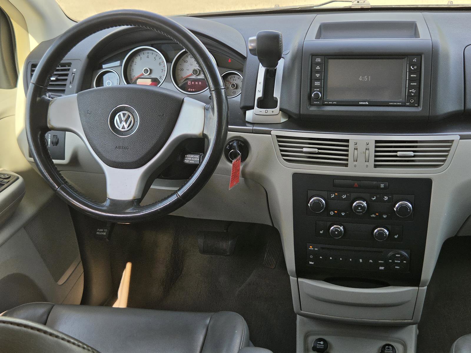 Used 2010 Volkswagen Routan SE FWD image 18