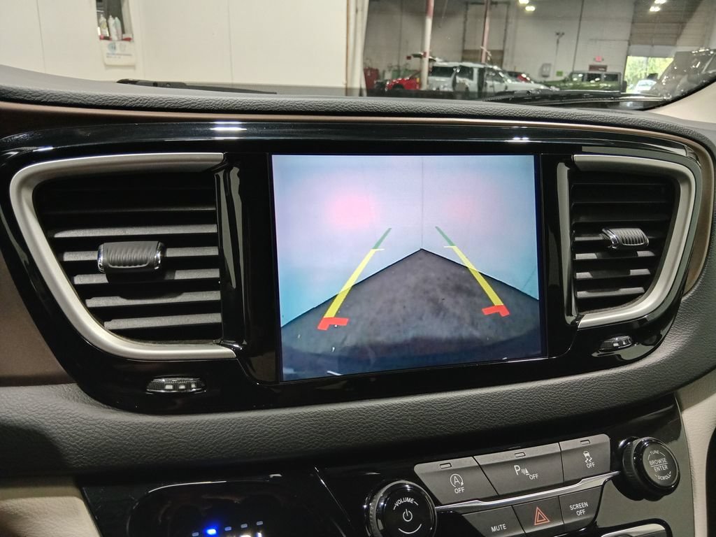 Used 2019 Chrysler Pacifica Touring Plus w/ Tire & Wheel Group FWD image 22