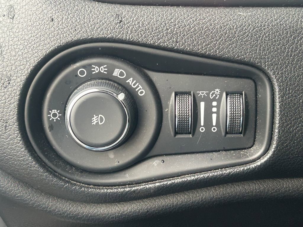 Used 2015 Jeep Renegade Trailhawk w/ Cold Weather Group image 22