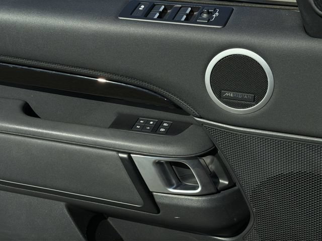 Used 2024 Land Rover Discovery S AWD/4WD image 33