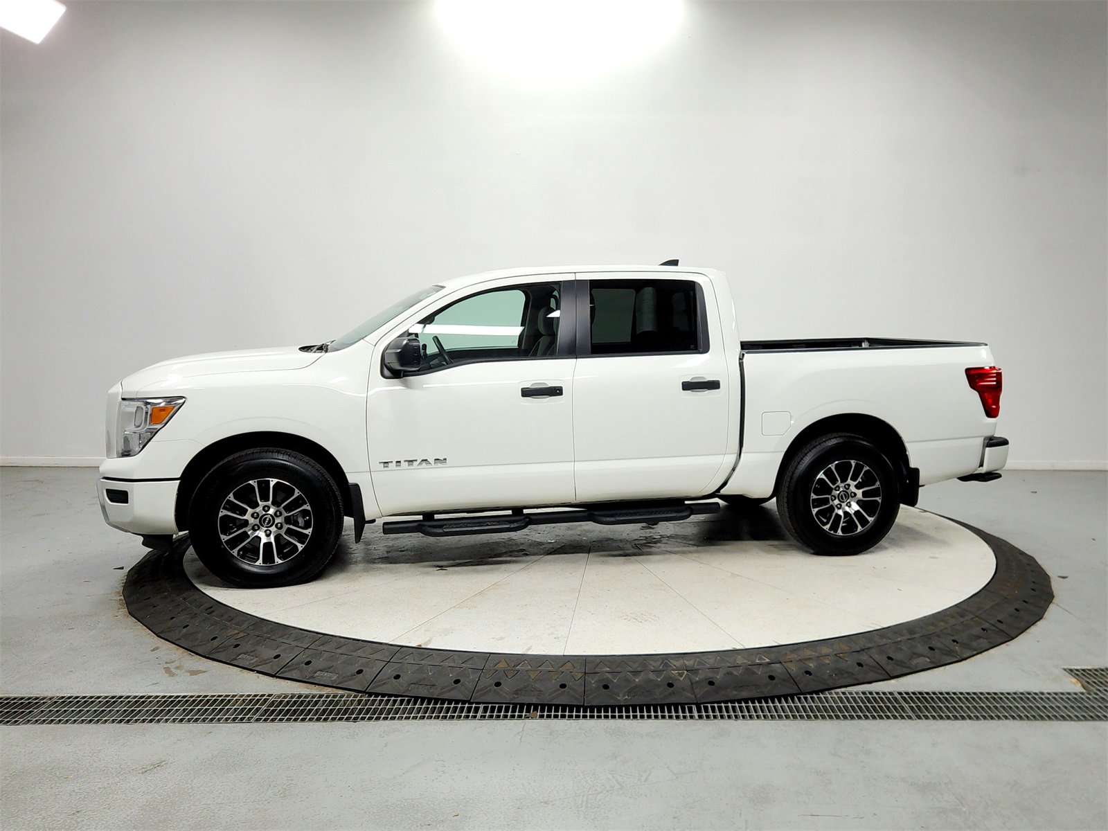 Used 2023 Nissan Titan SV w/ Accessory Utility Package image 4