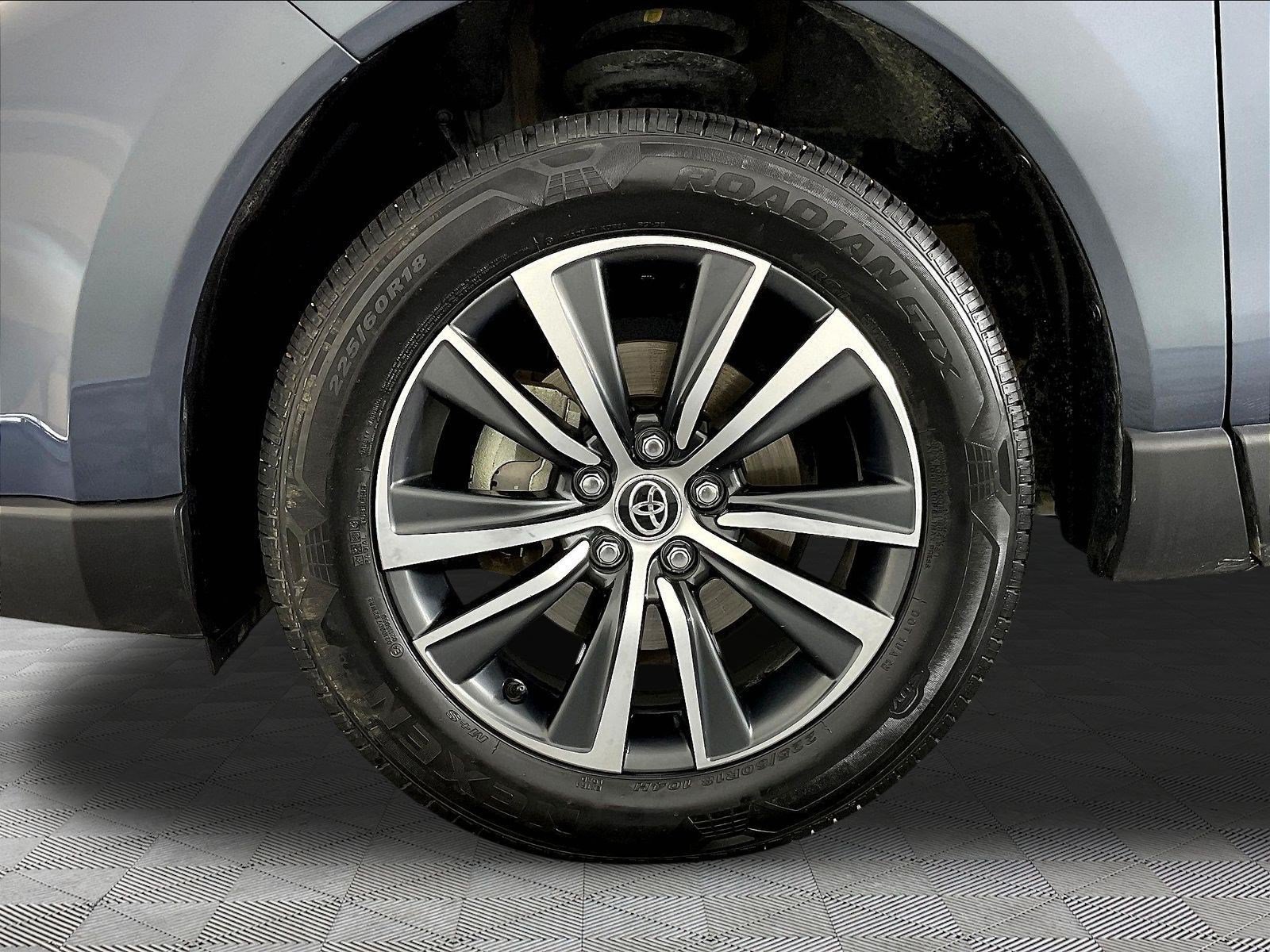 Used 2023 Toyota Venza LE AWD/4WD image 32