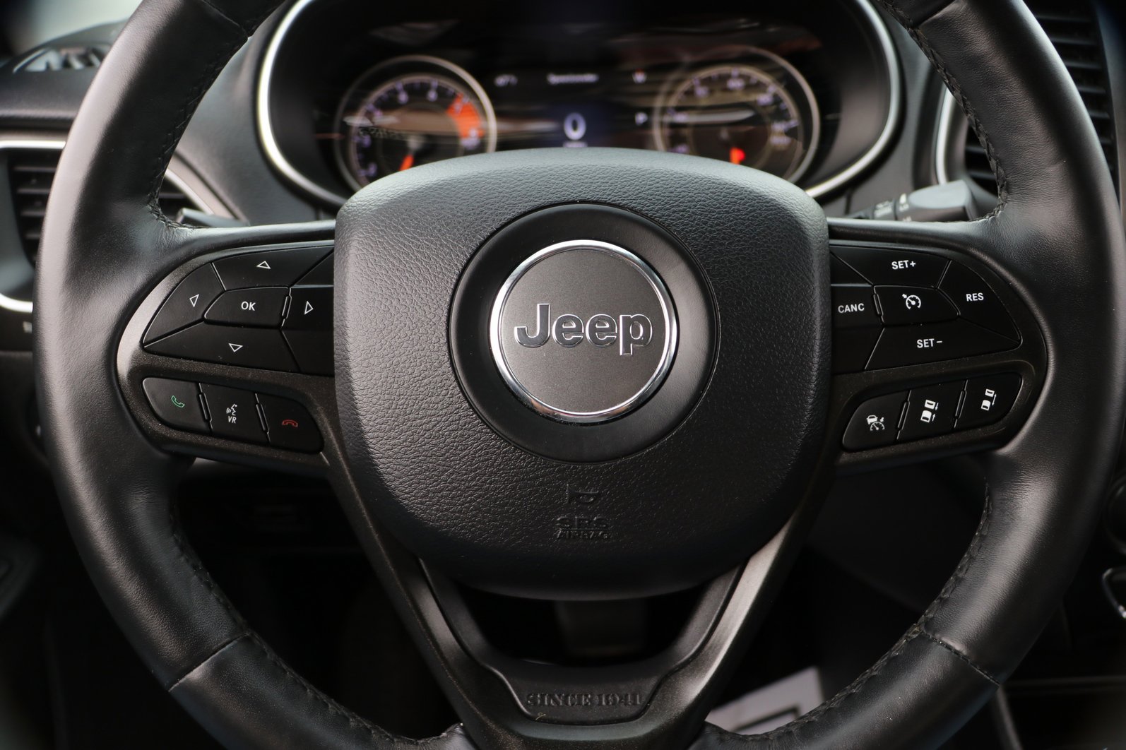 Used 2019 Jeep Cherokee Trailhawk AWD/4WD image 16