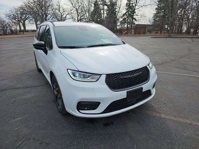 Used 2025 Chrysler Pacifica Limited image 8