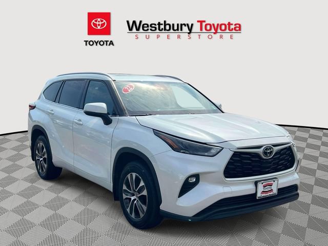 Used 2022 Toyota Highlander XLE AWD/4WD image 1