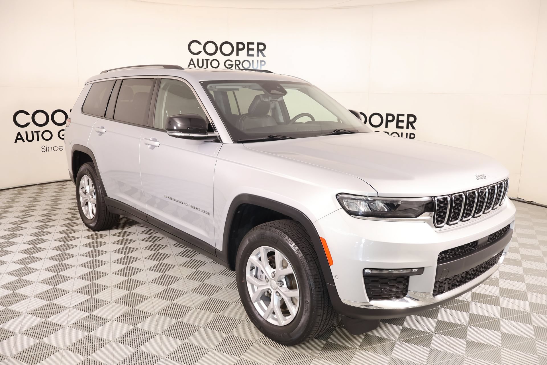 Used 2023 Jeep Grand Cherokee L Limited w/ Luxury Tech Group II RWD image 1
