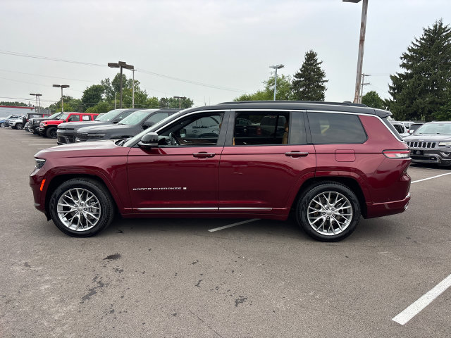 Used 2025 Jeep Grand Cherokee L Summit AWD/4WD image 3