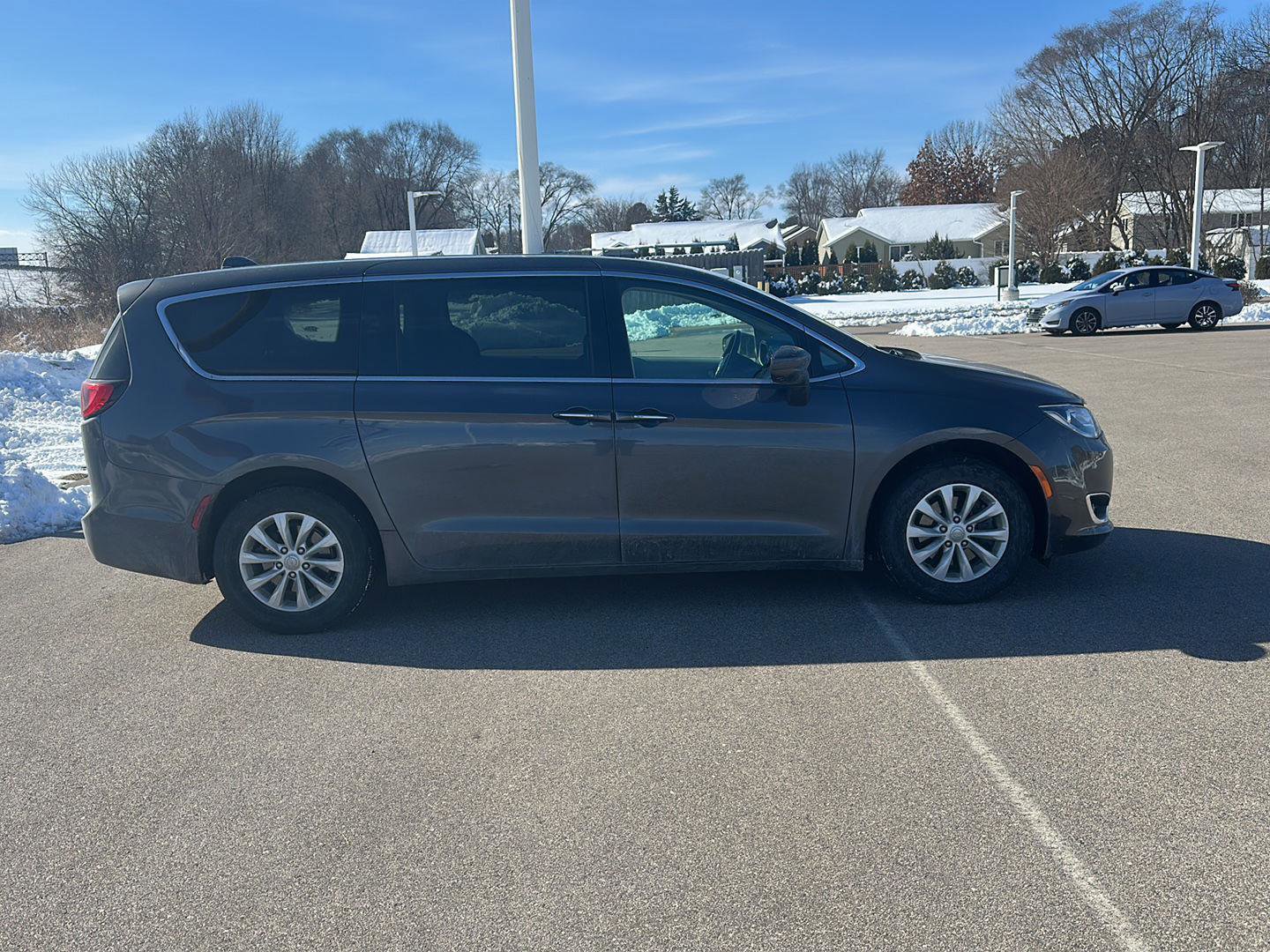 Used 2019 Chrysler Pacifica Touring Plus w/ Cold Weather Group image 2
