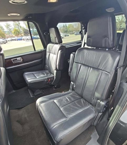 Used 2015 Lincoln Navigator image 31