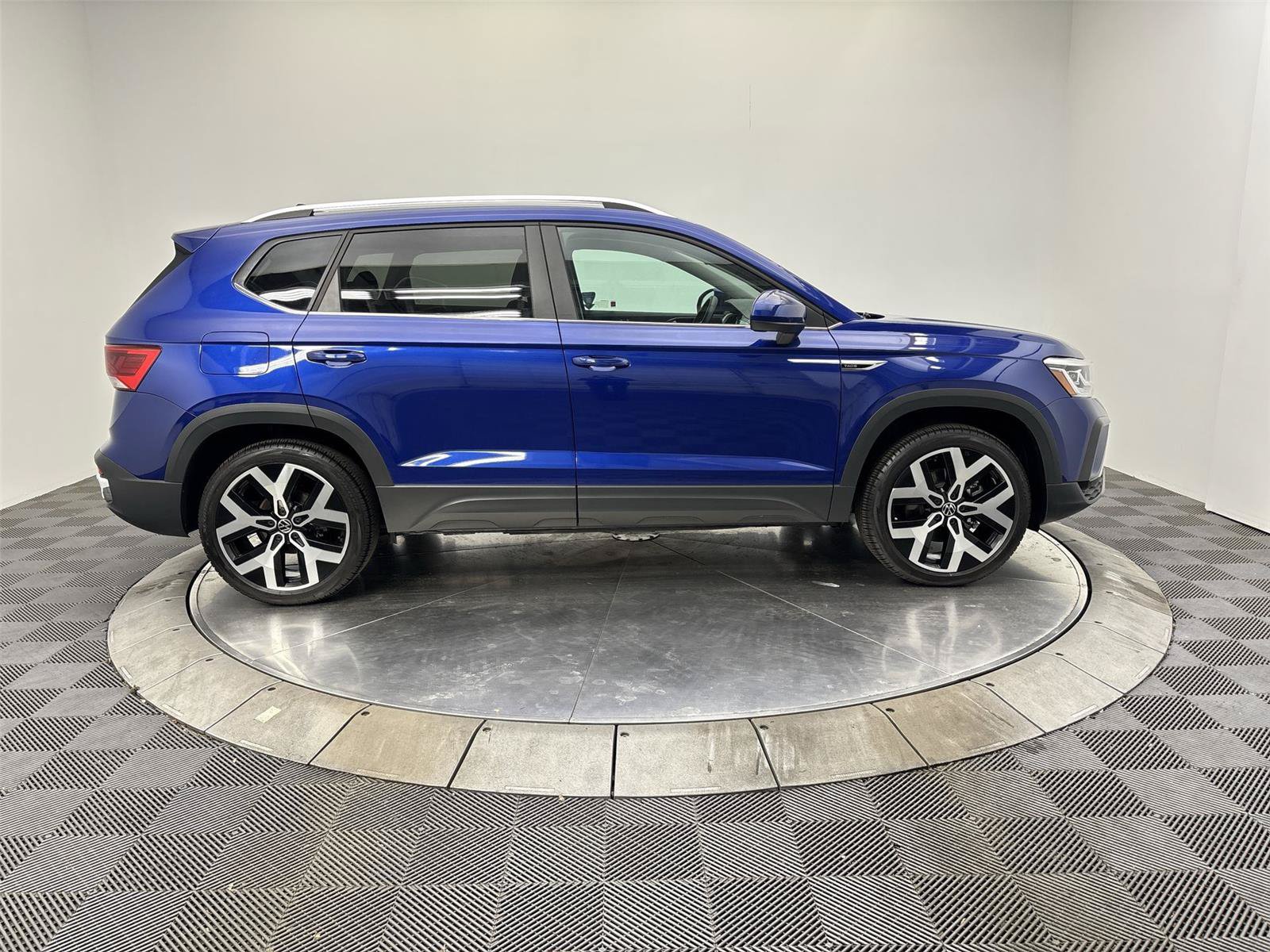 Used 2023 Volkswagen Taos SEL AWD/4WD image 17