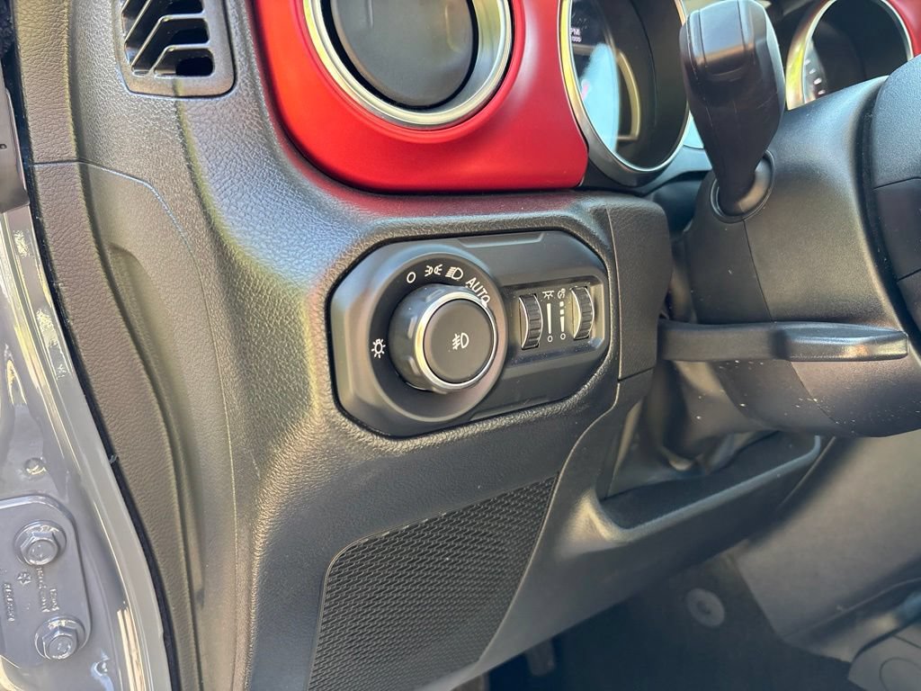 Used 2022 Jeep Wrangler Unlimited Rubicon w/ LED Lighting Group AWD/4WD image 12