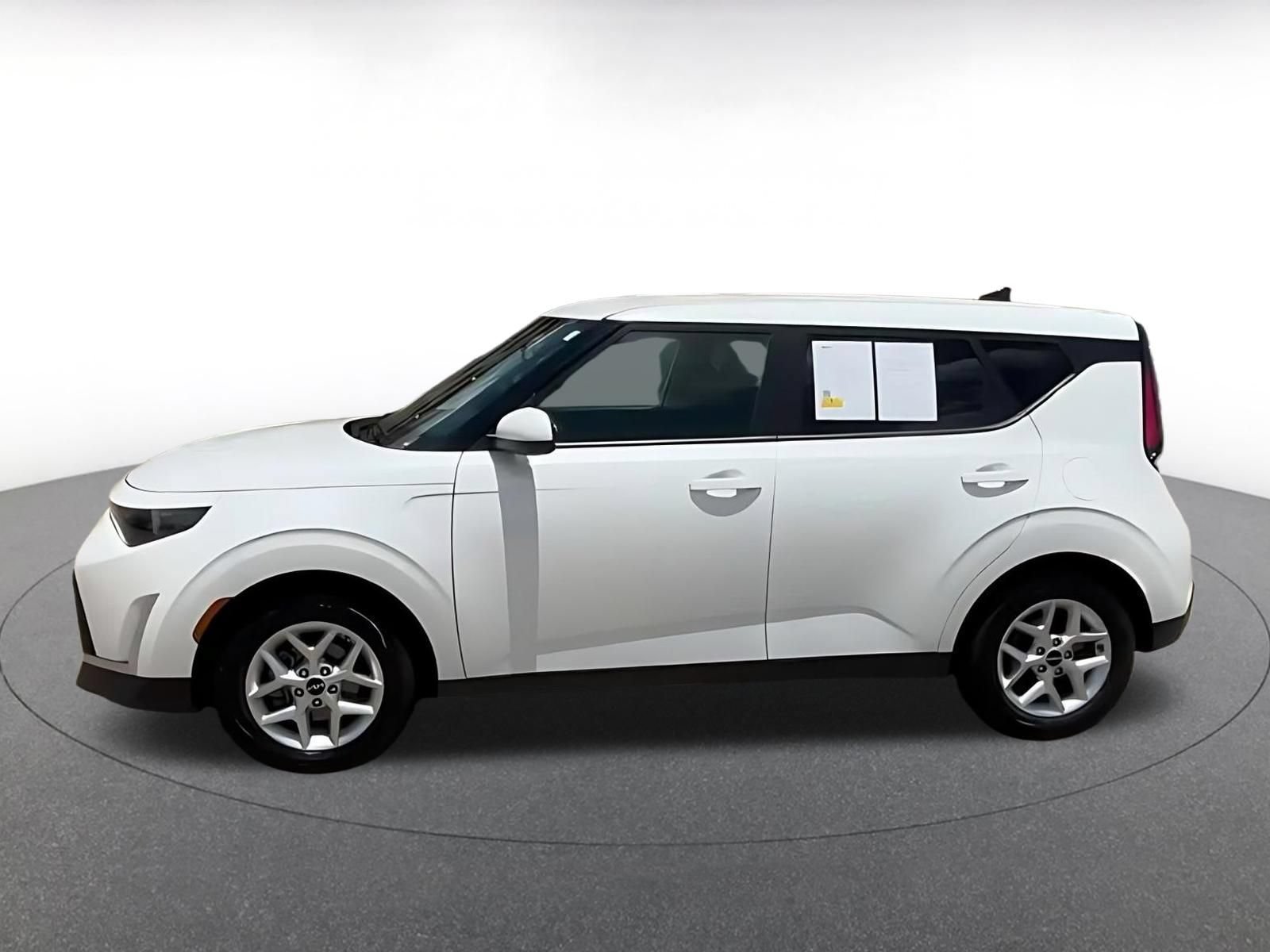 Used 2025 Kia Soul LX w/ LX Technology Package FWD image 9