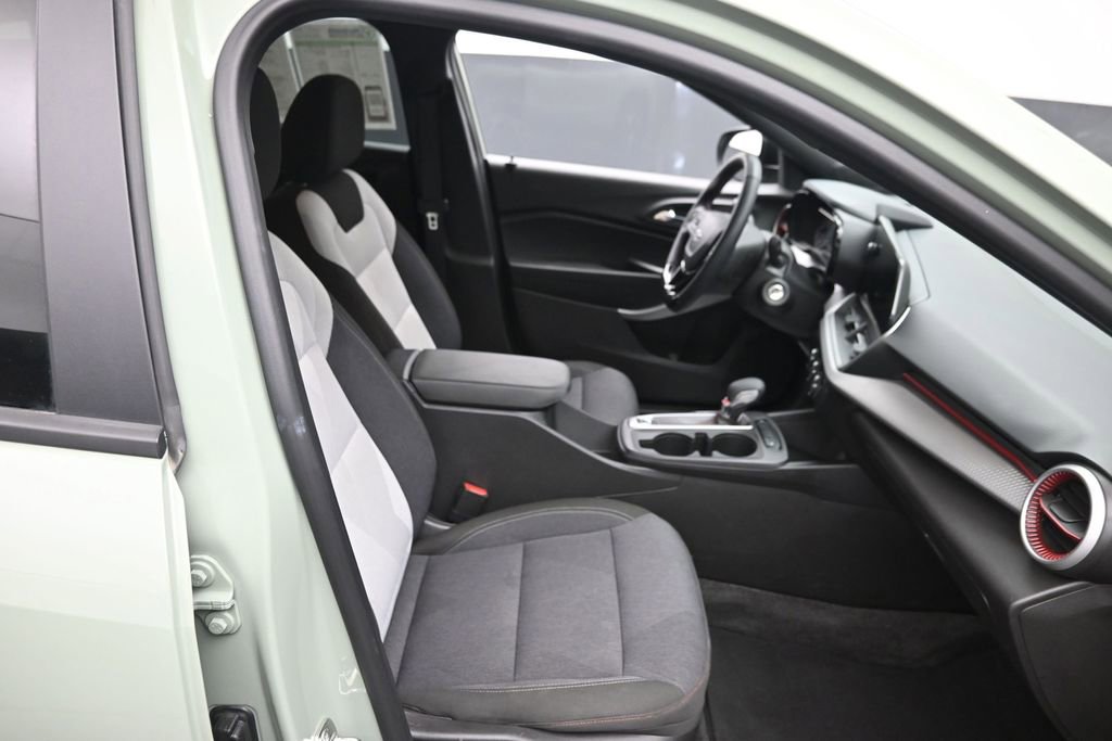 Used 2024 Chevrolet Trax RS w/ Driver Confidence Package FWD image 9