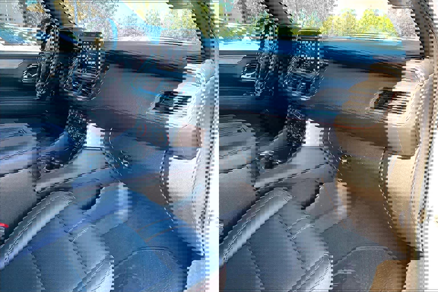 Used 2021 Chevrolet Suburban RST w/ Luxury Package image 19