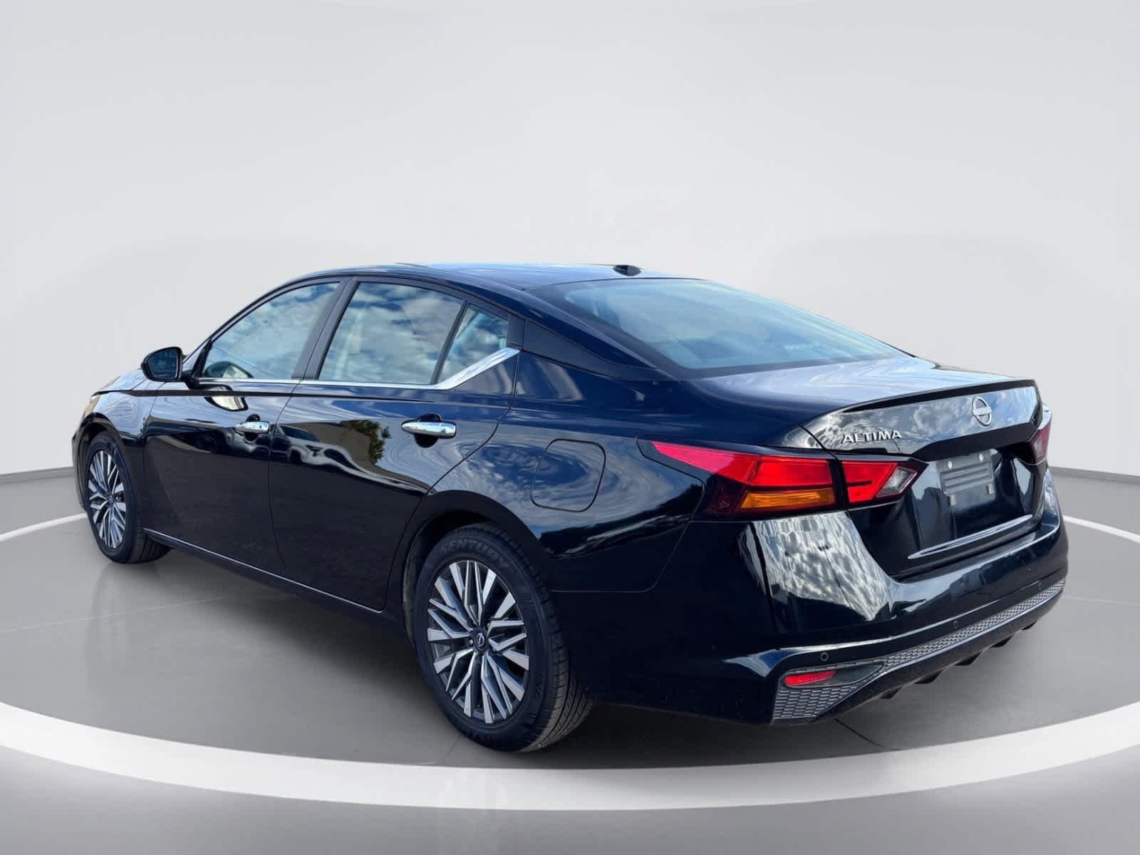 Used 2025 Nissan Altima 2.5 SV FWD image 4