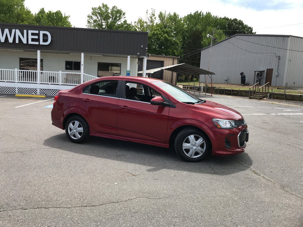 Used 2020 Chevrolet Sonic LT w/ Convenience Package FWD image 4