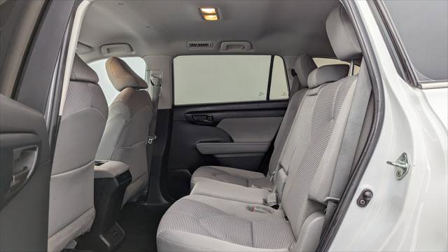 Used 2022 Toyota Highlander LE image 17