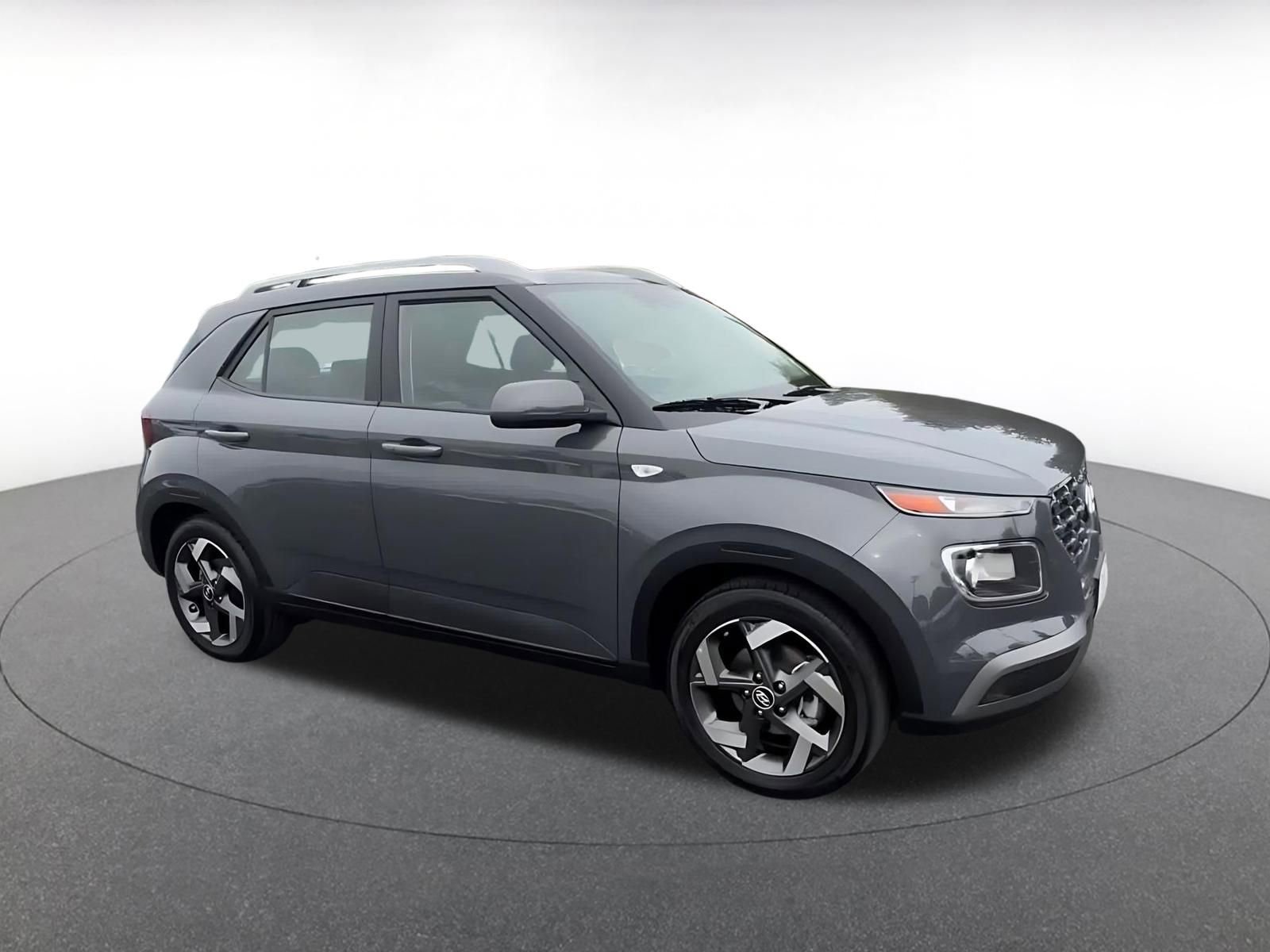 Used 2025 Hyundai Venue SEL image 2