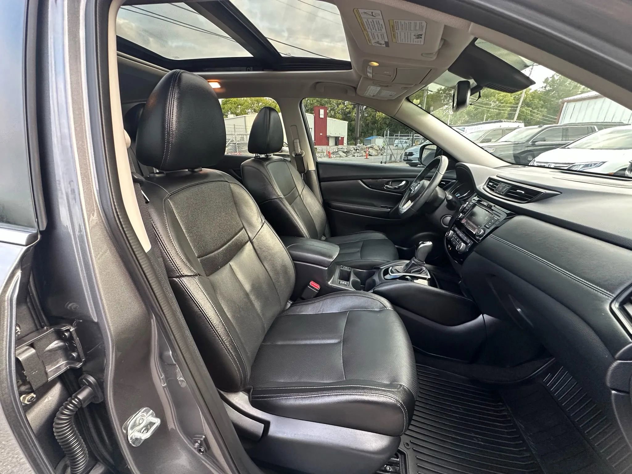 Used 2018 Nissan Rogue SL w/ Premium Package image 15