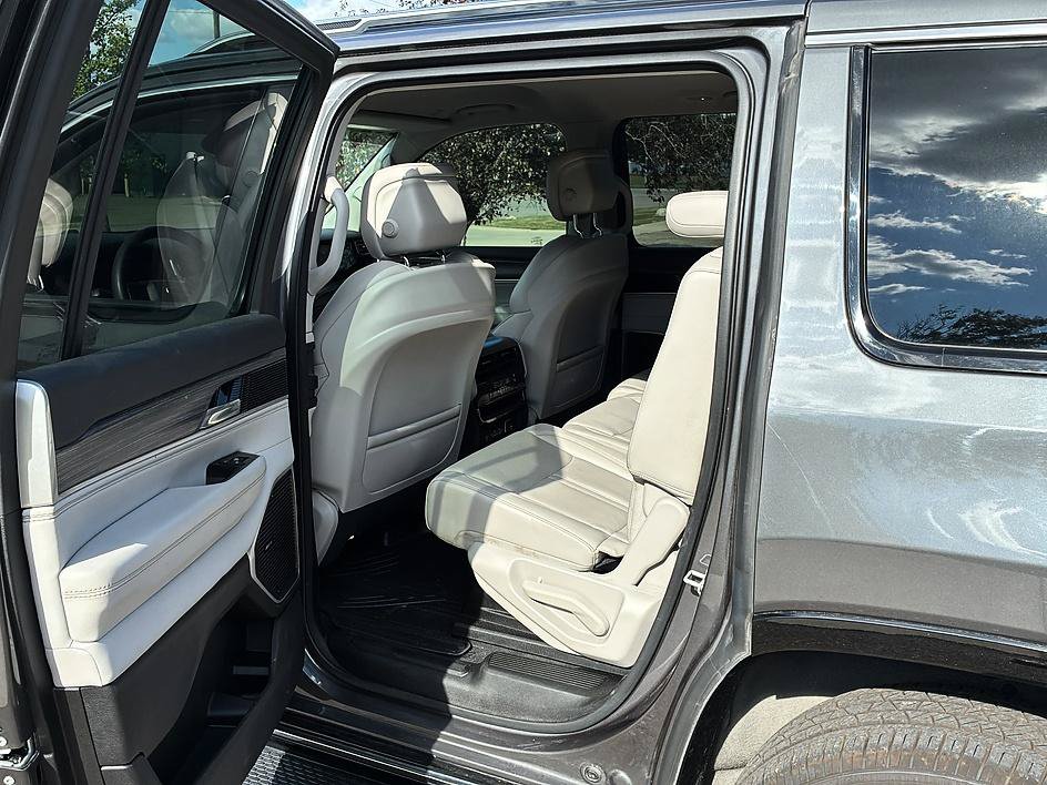 Used 2023 Jeep Wagoneer Series III w/ Preferred Equipment Group RWD image 29