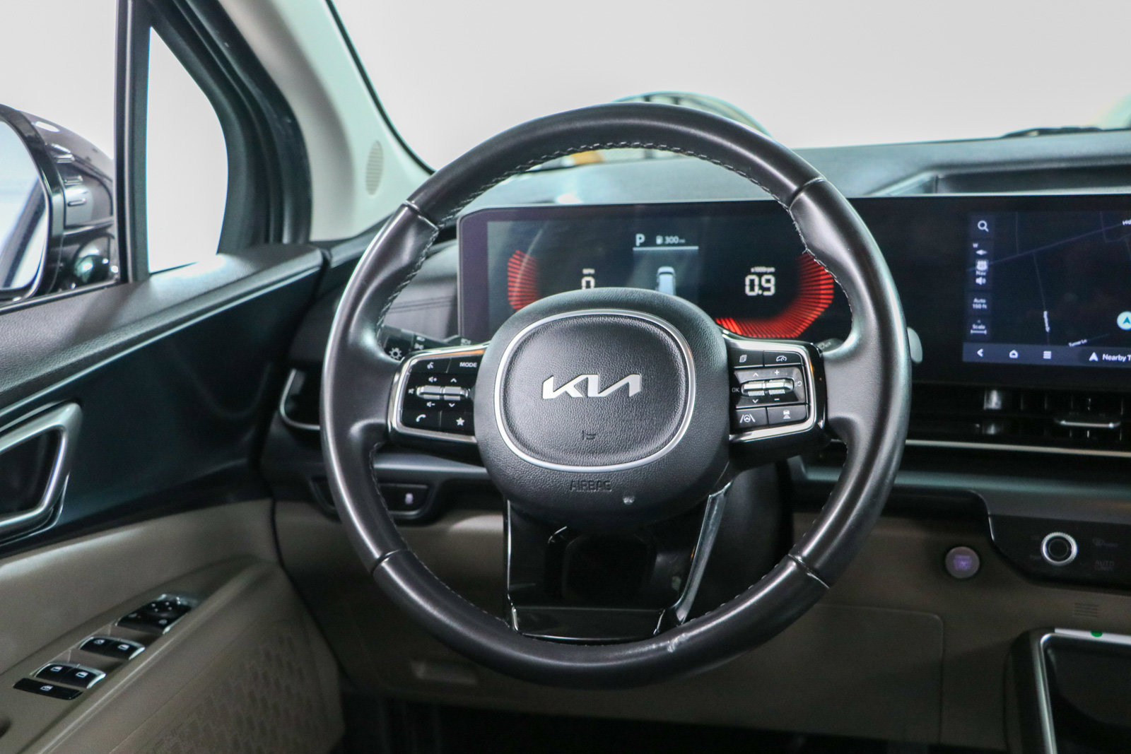 Used 2025 Kia Carnival FWD image 12