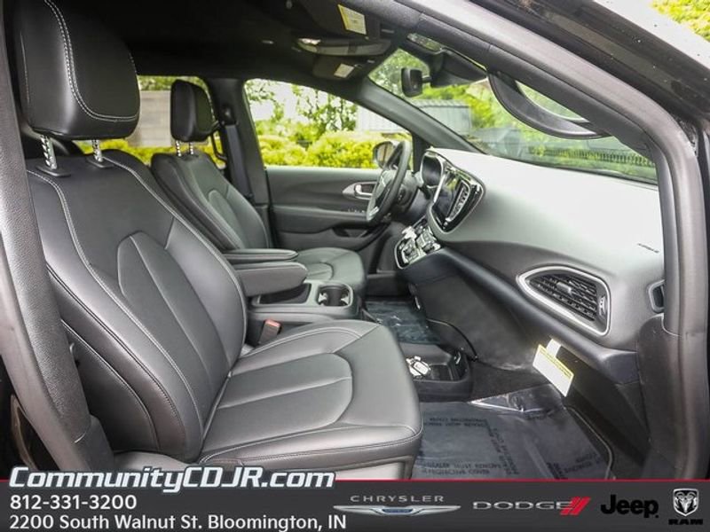 New 2025 Chrysler Voyager LX FWD image 17