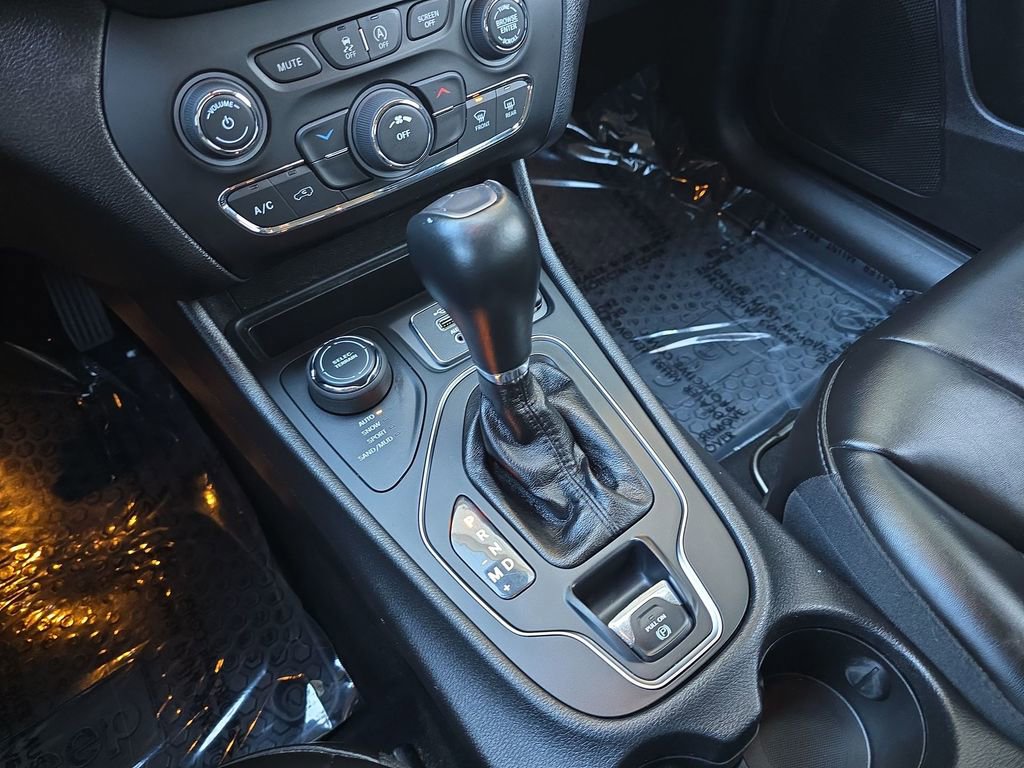 Used 2020 Jeep Cherokee Latitude Plus w/ Cold Weather Group image 16